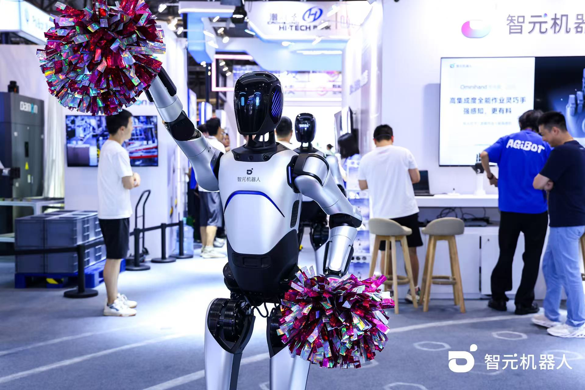 XKTY星空·中国机器人 WAIC 首日展台火爆，机器人家族集体打工忙不停